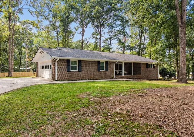 Photo 3 of Sale Pending at 3696 Rainbow Cir Sw, Snellville, GA 30039 | MLS# 7837612 | Listing updated on 2026-10-06
