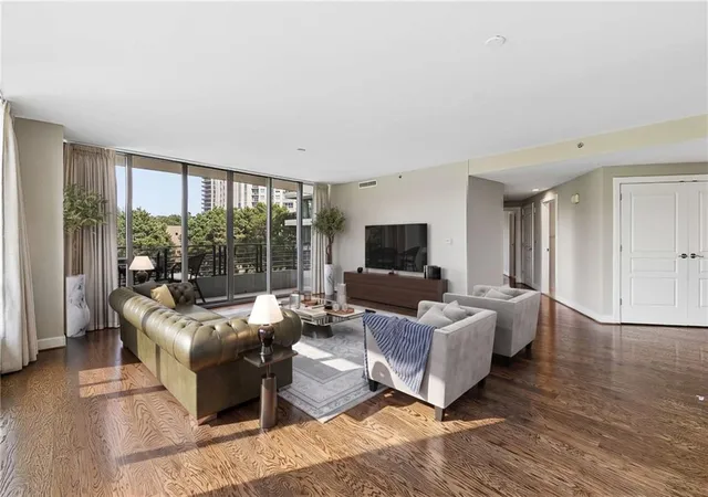 Photo 3 of Condo for sale at 700 Park Regency Pl NE #707, Atlanta, GA 30326 | MLS# 7821458 | Listing updated on 2026-10-29