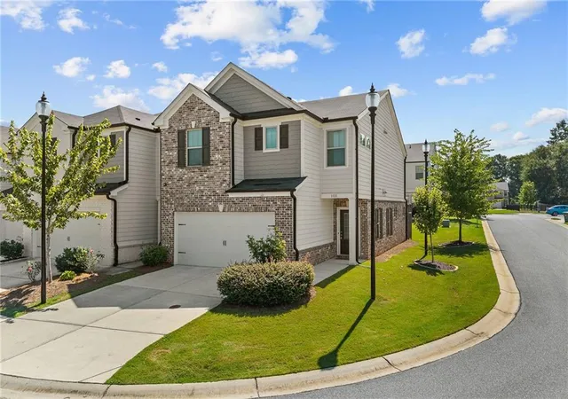Photo 2 of Townhouse for sale at 1121 Arrowlake Rd Sw, Marietta, GA 30064 | MLS# 7830001 | Listing updated on 2026-09-09