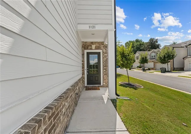 Photo 3 of Townhouse for sale at 1121 Arrowlake Rd Sw, Marietta, GA 30064 | MLS# 7830001 | Listing updated on 2026-09-09