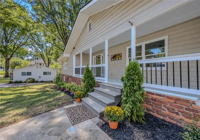 Photo 4 of Single family home for sale at 848 East Ave, Scottdale, GA 30079 | MLS# 7841751 | Listing updated on 2026-10-06