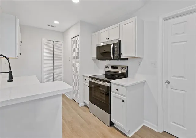 Listing Photo 4 - Condo for sale in building located at 312 Hawkstone Wy, Johns Creek, GA 30022 - Unit #312