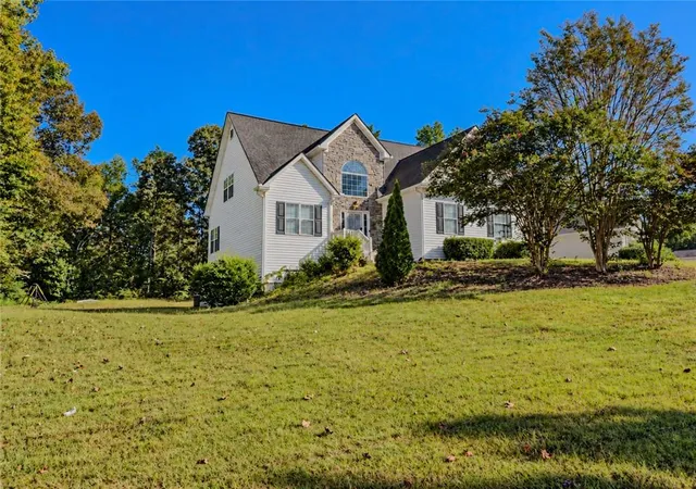 Photo 3 of Single family home for sale at 6910 Autumn Hills Dr, Cumming, GA 30028 | MLS# 7845957 | Listing updated on 2026-10-22