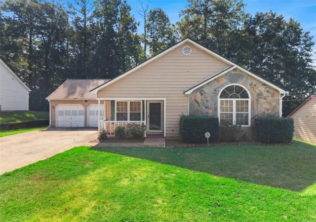 Photo 1 of Sale Pending at 8 Oak St, Newnan, GA 30263 | MLS# 7840906 | Listing updated on 2026-09-25