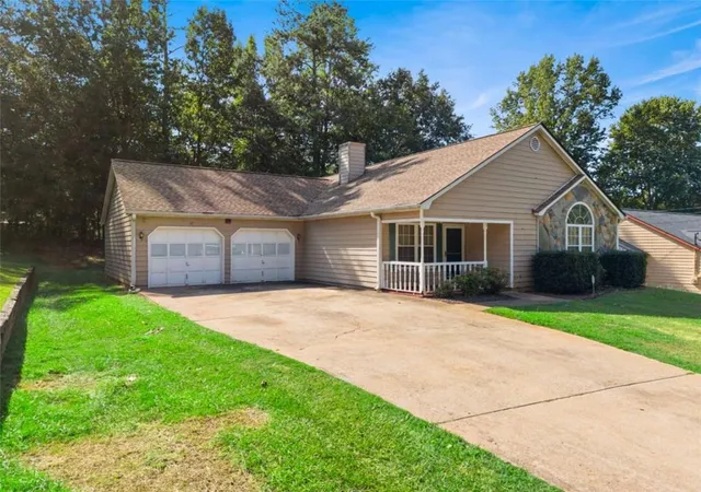 Photo 2 of Sale Pending at 8 Oak St, Newnan, GA 30263 | MLS# 7840906 | Listing updated on 2026-09-25