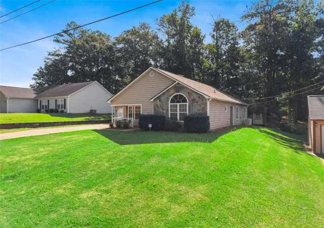 Photo 3 of Sale Pending at 8 Oak St, Newnan, GA 30263 | MLS# 7840906 | Listing updated on 2026-09-25
