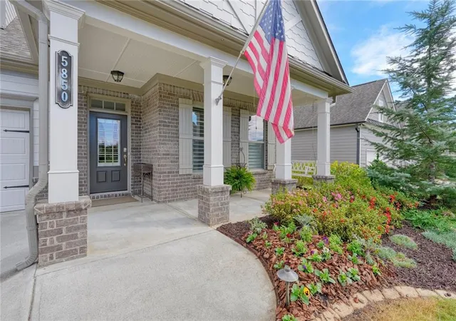 Photo 4 of Single family home for sale at 5850 Stellata Cir, Cumming, GA 30028 | MLS# 7856767 | Listing updated on 2026-10-24