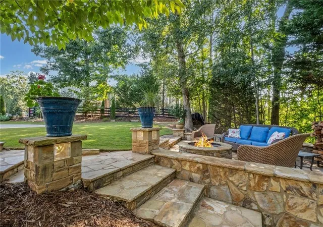 Photo 4 of Sale Pending at 5015 Rockingham Dr, Roswell, GA 30075 | MLS# 7838932 | Listing updated on 2026-10-19