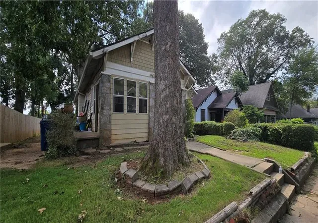 Photo 3 of Sale Pending at 1334 Oak St SW, Atlanta, GA 30310 | MLS# 7844858 | Listing updated on 2026-09-30
