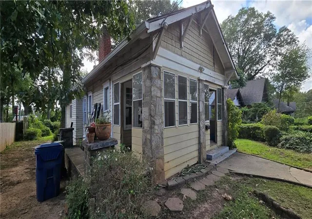 Photo 4 of Sale Pending at 1334 Oak St SW, Atlanta, GA 30310 | MLS# 7844858 | Listing updated on 2026-09-30