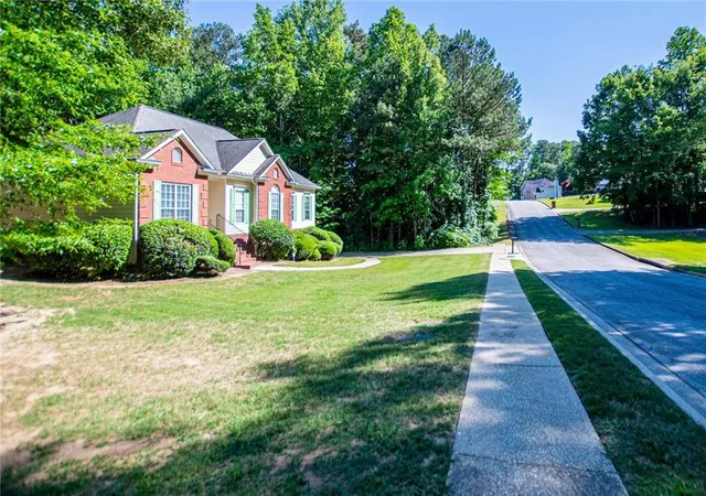 Photo 4 of Sale Pending at 1294 Windsor Glen Dr, Douglasville, GA 30134 | MLS# 7837142 | Listing updated on 2026-10-07