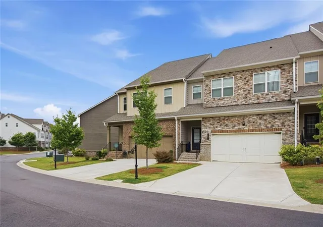 Photo 3 of Sale Pending at 2095 Manor Pointe Dr, Cumming, GA 30041 | MLS# 7854248 | Listing updated on 2026-10-27