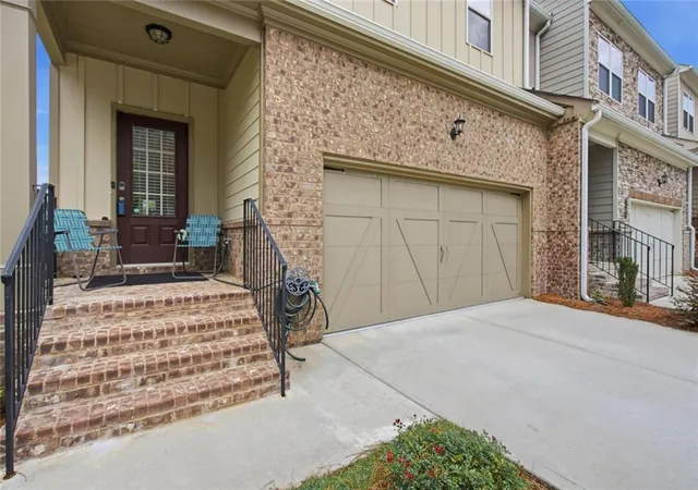 Photo 4 of Sale Pending at 2095 Manor Pointe Dr, Cumming, GA 30041 | MLS# 7854248 | Listing updated on 2026-10-27