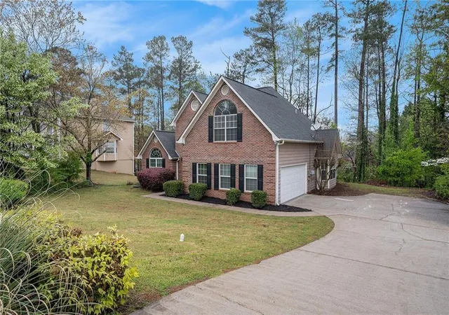 Photo 3 of Single family home for sale at 322 Fernhill Ct, Jonesboro, GA 30236 | MLS# 7828233 | Listing updated on 2026-09-11