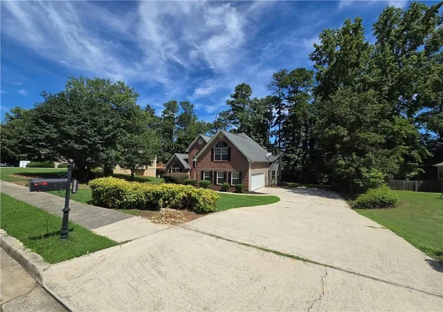 Photo 3 of Single family home for sale at 322 Fernhill Ct, Jonesboro, GA 30236 | MLS# 7828233 | Listing updated on 2026-09-11