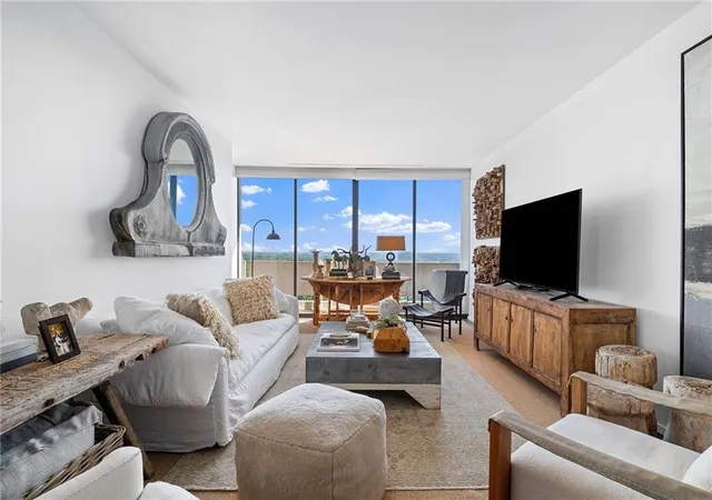 Listing Photo 5 - Condo for sale in building located at 2575 Peachtree Rd Ne, Atlanta, GA 30305 - Unit #22H