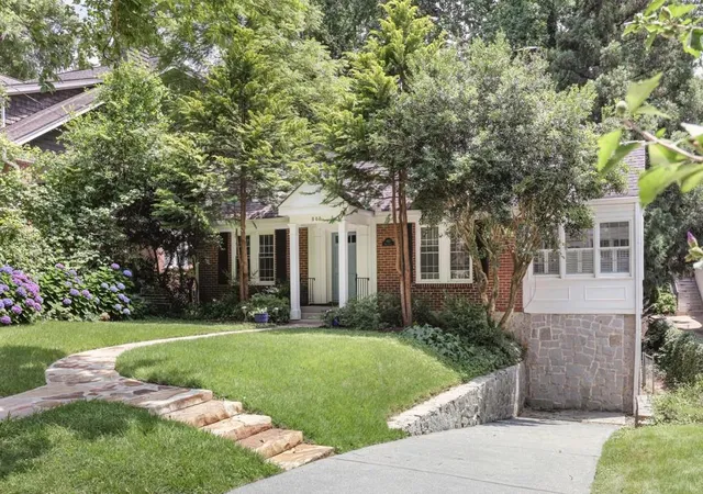 Photo 2 of Single family home for sale at 843 Kings Ct Ne, Atlanta, GA 30306 | MLS# 7834163 | Listing updated on 2026-10-06