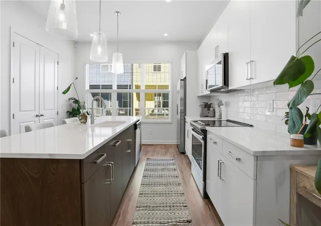 Photo 3 of Townhouse for sale at 179 Color Cir, Atlanta, GA 30317 | MLS# 7841563 | Listing updated on 2026-09-29