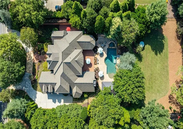 Photo 2 of Single family home for sale at 2950 Manor Brg Dr, Alpharetta, GA 30004 | MLS# 7832951 | Listing updated on 2026-09-16