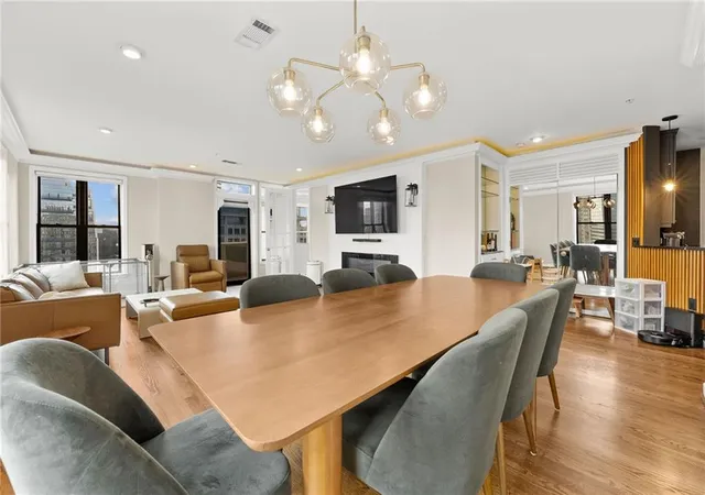 Photo 2 of Condo for sale at 3334 Peachtree Rd Ne #1412, Atlanta, GA 30326 | MLS# 7829998 | Listing updated on 2026-09-05
