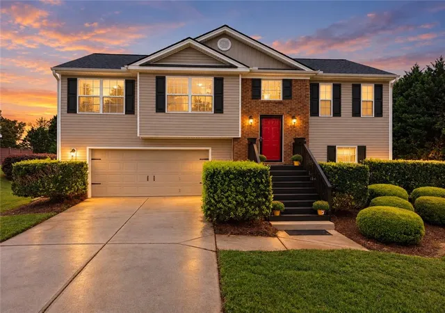 Photo 3 of Sale Pending at 1104 Hummingbird Way, Winder, GA 30680 | MLS# 7833602 | Listing updated on 2026-09-28