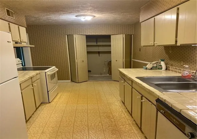 Listing Photo 5 - Condo for sale in building located at 725 Dalrymple, Sandy Springs, GA 30328
