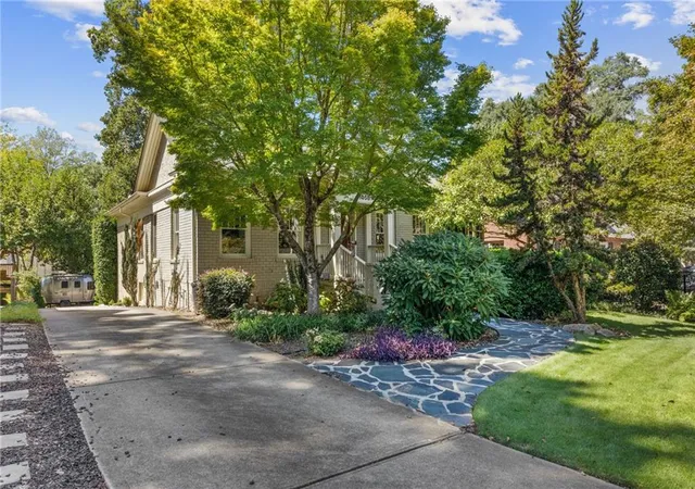 Photo 3 of Sale Pending at 1058 Rosedale Rd Ne, Atlanta, GA 30306 | MLS# 7837938 | Listing updated on 2026-09-26
