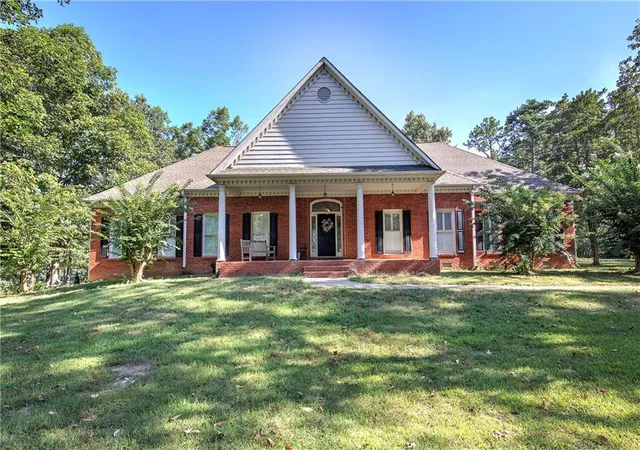 Photo 1 of Single family home for sale at 220 Connesena Rd, Kingston, GA 30145 | MLS# 7839985 | Listing updated on 2026-09-29