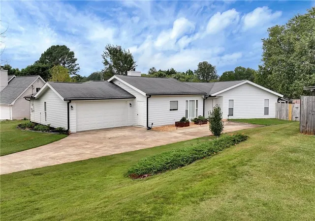 Photo 1 of Single family home for sale at 5640 Raintree Trce, Oakwood, GA 30566 | MLS# 7831906 | Listing updated on 2026-09-21