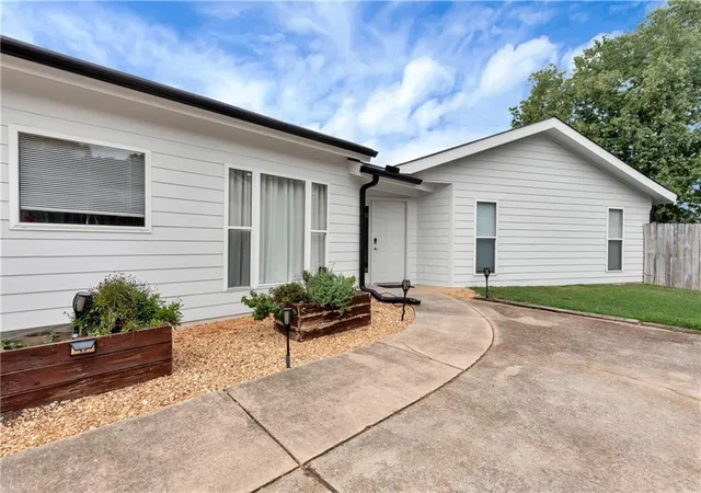 Photo 2 of Single family home for sale at 5640 Raintree Trce, Oakwood, GA 30566 | MLS# 7831906 | Listing updated on 2026-09-21