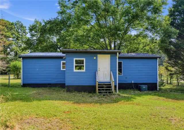 Photo 3 of Single family home for sale at 240 Norfolk Dr, Hampton, GA 30228 | MLS# 7843897 | Listing updated on 2026-09-29