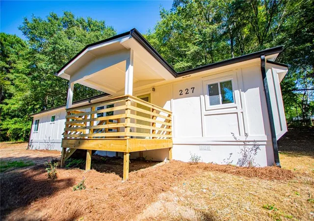 Photo 4 of Sale Pending at 227 Garden Lake Dr, Carrollton, GA 30116 | MLS# 7831098 | Listing updated on 2026-09-09