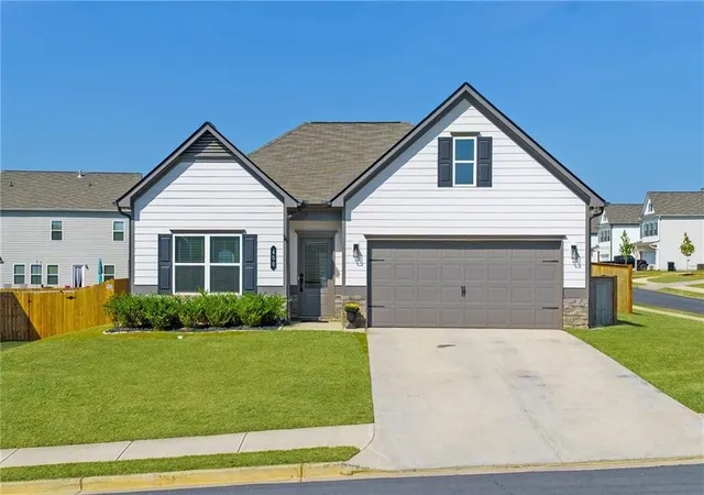 Photo 3 of Single family home for sale at 400 Sierra Point Sw, Cartersville, GA 30120 | MLS# 7837384 | Listing updated on 2026-09-29