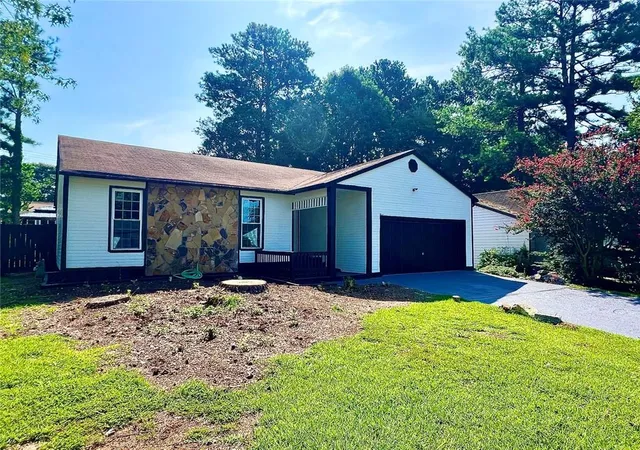 Photo 3 of Single family home for sale at 2034 Corners Cir, Lithonia, GA 30058 | MLS# 7841613 | Listing updated on 2026-09-23