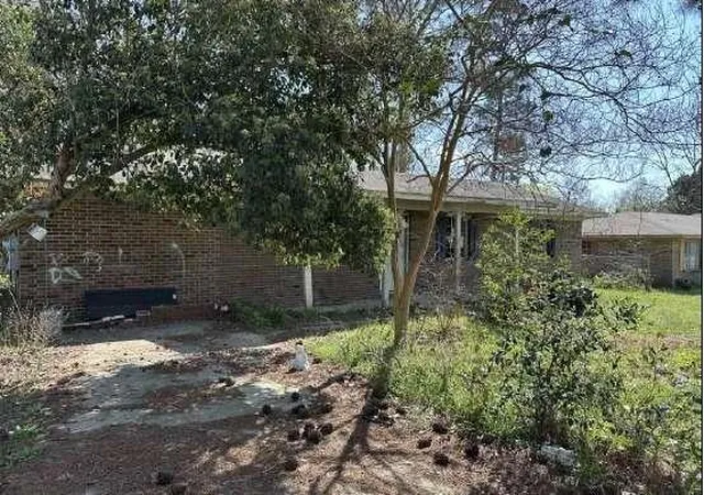 Photo 2 of Sale Pending at 111 Fairlane Dr, Eufaula, AL 36027 | MLS# 7852929 | Listing updated on 2026-10-26