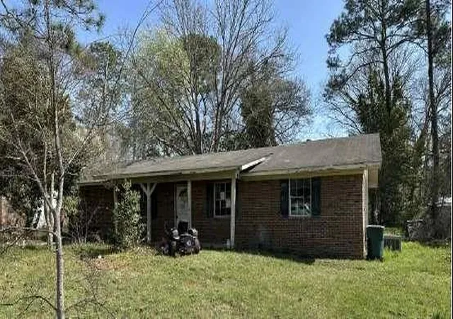 Photo 3 of Sale Pending at 111 Fairlane Dr, Eufaula, AL 36027 | MLS# 7852929 | Listing updated on 2026-10-26