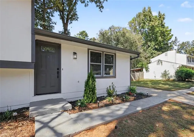 Photo 3 of Single family home for sale at 2615 Old S Dr, Jonesboro, GA 30236 | MLS# 7858908 | Listing updated on 2026-10-25