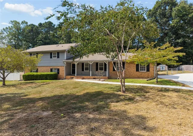 Photo 3 of Single family home for sale at 2119 Eastwood Dr, Snellville, GA 30078 | MLS# 7829752 | Listing updated on 2026-09-20