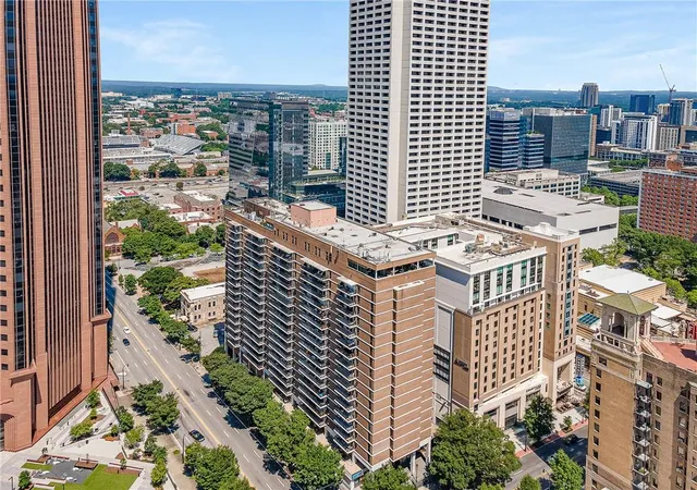 Listing Photo 2 - Condo for sale in building located at 620 Peachtree St Ne, Atlanta, GA 30308 - Unit #PH-B