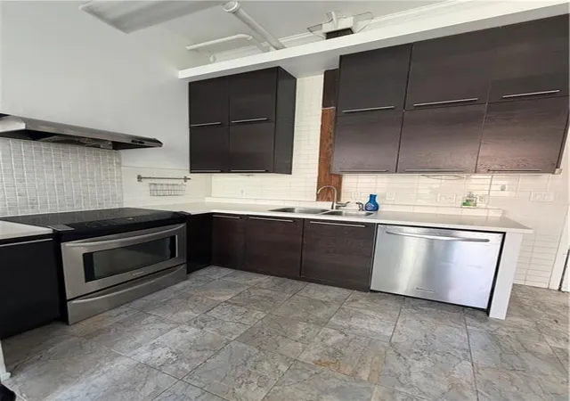 Listing Photo 5 - Condo for sale in building located at 215 Mitchell St Sw, Atlanta, GA 30303 - Unit #4