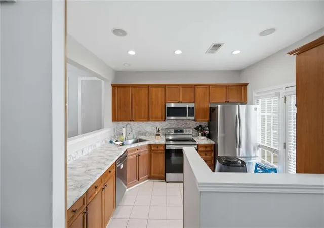 Listing Photo 5 - Condo for sale in building located at 2040 Hoods Fort Cir, Kennesaw, GA 30144 - Unit #18