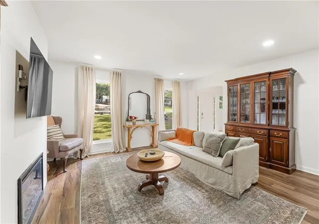 Photo 4 of Single family home for sale at 170 Laurel Ml Ct, Roswell, GA 30076 | MLS# 7840908 | Listing updated on 2026-10-03