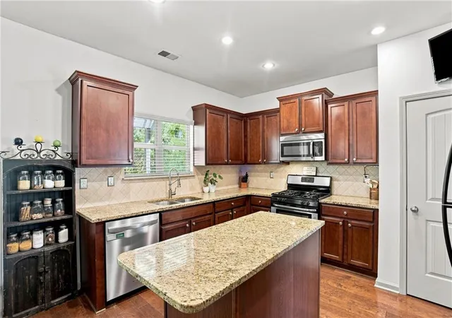 Photo 4 of Single family home for sale at 3920 Hunters Walk Way, Cumming, GA 30028 | MLS# 7832515 | Listing updated on 2026-09-19