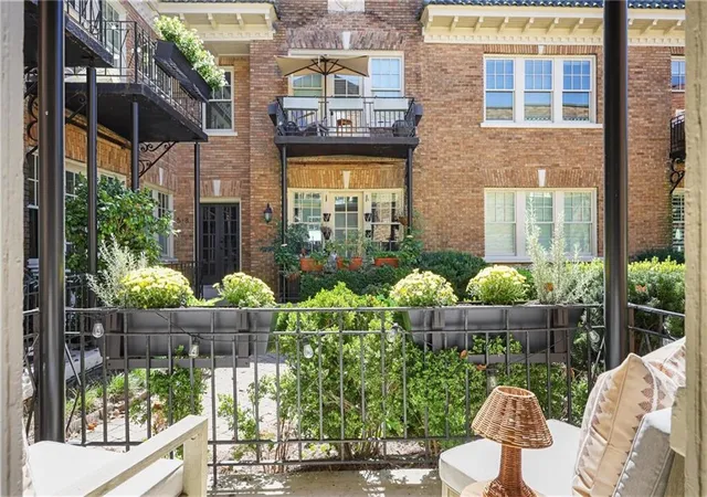 Listing Photo 4 - Condo for sale in building located at 907 Piedmont Ave Ne, Atlanta, GA 30309 - Unit #11