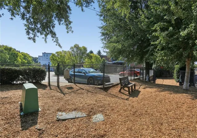 Listing Photo 2 - Condo for sale in building located at 1661 La France St Ne, Atlanta, GA 30307 - Unit #319