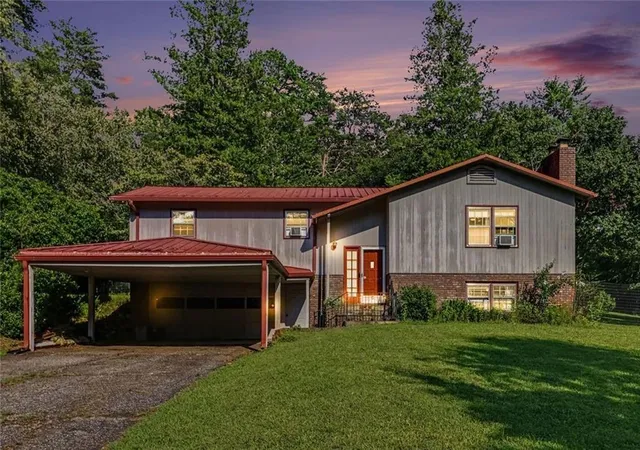 Photo 1 of Single family home for sale at 462 Wall Brg Rd, Clarkesville, GA 30523 | MLS# 7821614 | Listing updated on 2026-09-18