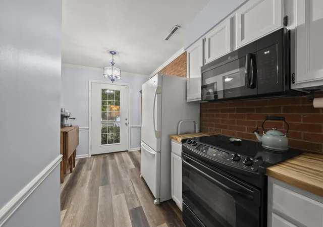 Photo 3 of Condo for sale at 2866 Chateau Cir #97, Columbus, OH 43221 | MLS# 226036138 | Listing updated on 2026-10-05