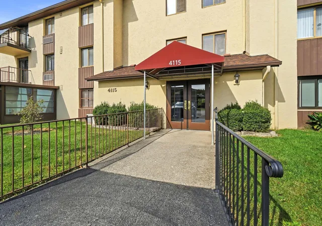 Listing Photo 2 - Condo for sale in building located at 4115 Karl Rd, Columbus, OH 43224 - Unit #201