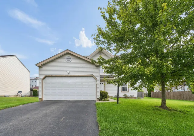Photo 3 of Single family home for sale at 1049 Legacy Ln, Pataskala, OH 43062 | MLS# 226027003 | Listing updated on 2026-09-21