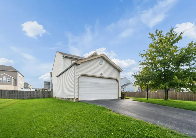 Photo 3 of Single family home for sale at 1049 Legacy Ln, Pataskala, OH 43062 | MLS# 226027003 | Listing updated on 2026-09-21